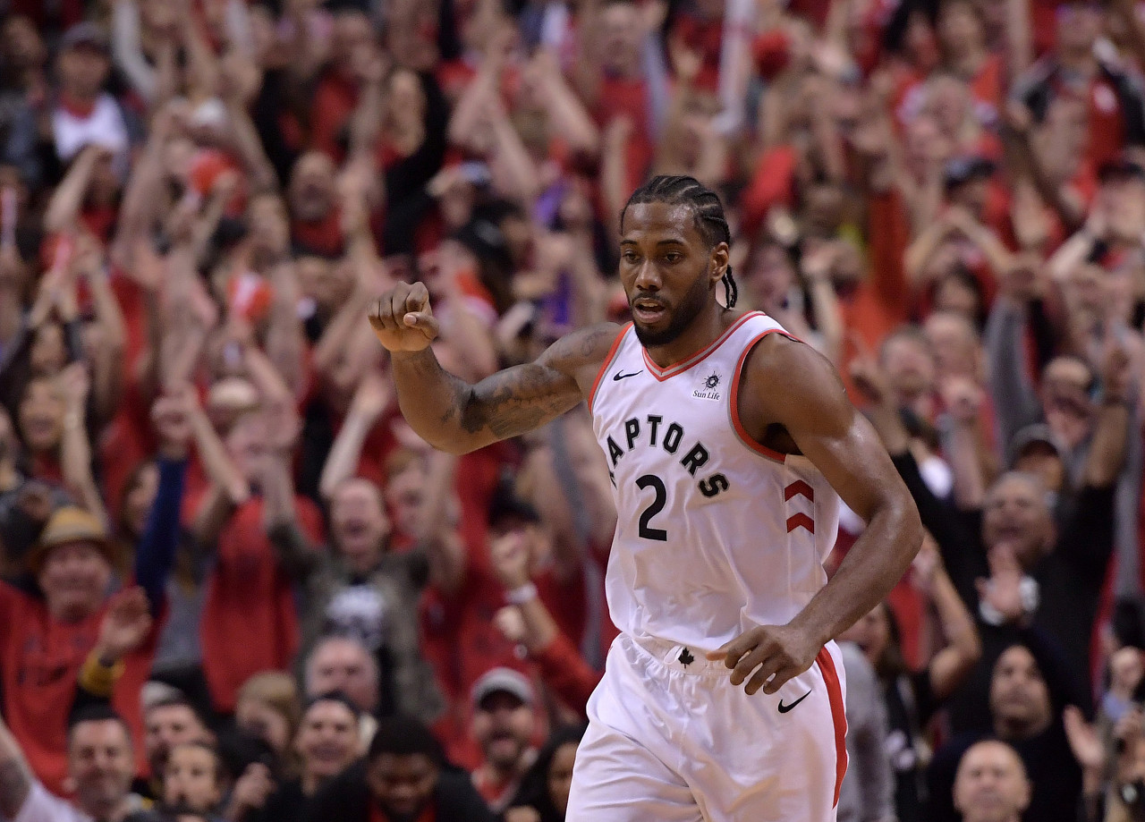 名记：伦纳德新合同年薪大概在4500万到5000万美元 不是全额顶薪