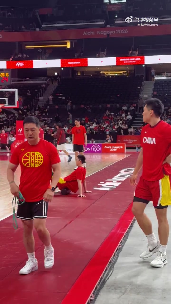 记者：赵嘉义&李弘权出场热身 将出战中国男篮与日本男篮的比赛